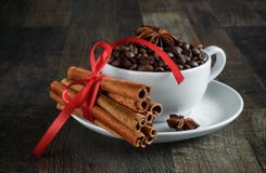 Φλυτζάνι καφέ, φασόλια καφέ, καρυκεύματα, γλυκάνισο, κανέλα στοκ φωτογραφία με δικαίωμα ελεύθερης χρήσης Φλυτζάνι καφέ, φασόλια καφέ, καρυκεύματα, γλυκάνισο, κανέλα στοκ φωτογραφία με δικαίωμα ελεύθερης χρήσης