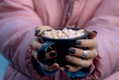 Φλυτζάνι με marshmallow στα χέρια στοκ εικόνες με δικαίωμα ελεύθερης χρήσης Φλυτζάνι με marshmallow στα χέρια στοκ εικόνες με δικαίωμα ελεύθερης χρήσης