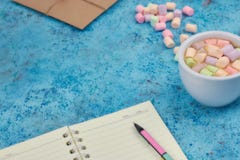 Φλυτζάνι με τον καφέ και marshmallows, κενό ανοικτό σημειωματάριο με τη μάνδρα στο αφηρημένο μπλε υπόβαθρο Τοπ όψη Επίπεδο πρότυπ στοκ φωτογραφία Φλυτζάνι με τον καφέ και marshmallows, κενό ανοικτό σημειωματάριο με τη μάνδρα στο αφηρημένο μπλε υπόβαθρο Τοπ όψη Επίπεδο πρότυπ στοκ φωτογραφία