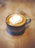 Φλυτζάνι του latte στον πίνακα στοκ εικόνα με δικαίωμα ελεύθερης χρήσης Φλυτζάνι του latte στον πίνακα στοκ εικόνα με δικαίωμα ελεύθερης χρήσης