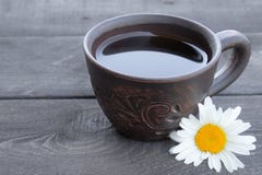 Φλυτζάνι του τσαγιού με chamomile σε έναν παλαιό ξύλινο πίνακα r στοκ εικόνες Φλυτζάνι του τσαγιού με chamomile σε έναν παλαιό ξύλινο πίνακα r στοκ εικόνες