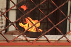 Φλόγα έξω από μια συνήθη δράση του hindus στοκ εικόνες Φλόγα έξω από μια συνήθη δράση του hindus στοκ εικόνες