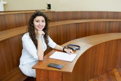 Φοιτητής Ιατρικής με το στηθοσκόπιο και τηλέφωνο που εξετάζει τη κάμερα, πυροβολισμός στην κατηγορία θηλυκός γιατρός στοκ εικόνες Φοιτητής Ιατρικής με το στηθοσκόπιο και τηλέφωνο που εξετάζει τη κάμερα, πυροβολισμός στην κατηγορία θηλυκός γιατρός στοκ εικόνες