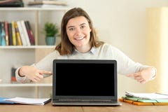 Φοιτητής πανεπιστημίου που παρουσιάζει κενή οθόνη lap-top στοκ φωτογραφία Φοιτητής πανεπιστημίου που παρουσιάζει κενή οθόνη lap-top στοκ φωτογραφία