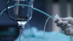 Φορημένα γάντια χέρια που ελέγχουν το μετρητή πτώσης Μπουκάλι έγχυσης Επεξεργασία χημειοθεραπείας απόθεμα βίντεο Φορημένα γάντια χέρια που ελέγχουν το μετρητή πτώσης Μπουκάλι έγχυσης Επεξεργασία χημειοθεραπείας απόθεμα βίντεο
