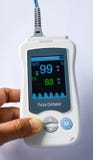 Φορητό oximeter σφυγμού, ιατρική συσκευή που χρησιμοποιείται για να ελέγξει το οξυγόνο αίματος στους ασθενείς στο νοσοκομείο στοκ εικόνες Φορητό oximeter σφυγμού, ιατρική συσκευή που χρησιμοποιείται για να ελέγξει το οξυγόνο αίματος στους ασθενείς στο νοσοκομείο στοκ εικόνες