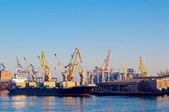 Φορτίο φόρτωσης σκαφών Craine από ένα μεγαλύτερο σκάφος στις αποβάθρες της Leith στοκ φωτογραφίες Φορτίο φόρτωσης σκαφών Craine από ένα μεγαλύτερο σκάφος στις αποβάθρες της Leith στοκ φωτογραφίες