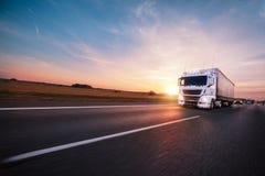 Φορτηγό με το εμπορευματοκιβώτιο στο δρόμο, έννοια μεταφορών φορτίου Στοκ φωτογραφία με δικαίωμα ελεύθερης χρήσης Φορτηγό με το εμπορευματοκιβώτιο στο δρόμο, έννοια μεταφορών φορτίου Στοκ φωτογραφία με δικαίωμα ελεύθερης χρήσης