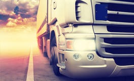 Φορτηγό στην εθνική οδό Φορτηγό στην εθνική οδό