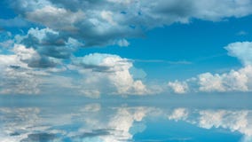 Φουτουριστικό υπόβαθρο που αποτελείται από το συνδετήρα χρονικού σφάλματος των άσπρων χνουδωτών σύννεφων πέρα από το μπλε ουρανό απεικόνιση αποθεμάτων Φουτουριστικό υπόβαθρο που αποτελείται από το συνδετήρα χρονικού σφάλματος των άσπρων χνουδωτών σύννεφων πέρα από το μπλε ουρανό απεικόνιση αποθεμάτων
