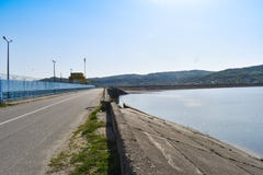 Φράγμα υδρενέργειας στον ποταμό Olt σε μια ηλιόλουστη ημέρα άνοιξη Υδροηλεκτρικές εγκαταστάσεις στην τεχνητή λίμνη στοκ φωτογραφία Φράγμα υδρενέργειας στον ποταμό Olt σε μια ηλιόλουστη ημέρα άνοιξη Υδροηλεκτρικές εγκαταστάσεις στην τεχνητή λίμνη στοκ φωτογραφία