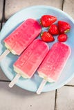 Φράουλα και κρέμα popsicles στοκ φωτογραφίες Φράουλα και κρέμα popsicles στοκ φωτογραφίες