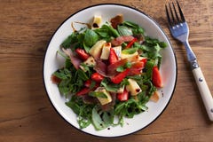 Φράουλα, αβοκάντο, βασιλικός, μέντα, σαλάτα arugula με brie το τυρί και jamon ή το prosciutto στοκ εικόνες Φράουλα, αβοκάντο, βασιλικός, μέντα, σαλάτα arugula με brie το τυρί και jamon ή το prosciutto στοκ εικόνες