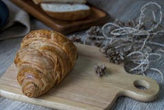 Φρέσκα croissants σε έναν ξύλινο τεμαχίζοντας πίνακα στοκ εικόνα με δικαίωμα ελεύθερης χρήσης Φρέσκα croissants σε έναν ξύλινο τεμαχίζοντας πίνακα στοκ εικόνα με δικαίωμα ελεύθερης χρήσης