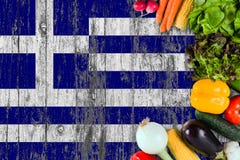 Φρέσκα λαχανικά από την Ελλάδα στον πίνακα r στοκ εικόνα Φρέσκα λαχανικά από την Ελλάδα στον πίνακα r στοκ εικόνα