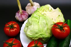 Φρέσκα λαχανικά και φυσικός σε ένα μαύρο υπόβαθρο στοκ εικόνες Φρέσκα λαχανικά και φυσικός σε ένα μαύρο υπόβαθρο στοκ εικόνες