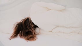 Φρέσκια και ευτυχής γυναίκα brunette που βρίσκεται στο κρεβάτι στο σπίτι Όμορφα στροφές και χαμόγελο κοριτσιών Εύθυμη γυναίκα που απόθεμα βίντεο Φρέσκια και ευτυχής γυναίκα brunette που βρίσκεται στο κρεβάτι στο σπίτι Όμορφα στροφές και χαμόγελο κοριτσιών Εύθυμη γυναίκα που απόθεμα βίντεο