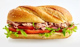 Φρέσκο baguette ψαριών τόνου σαλάτας που απομονώνεται στο άσπρο υπόβαθρο στοκ φωτογραφία Φρέσκο baguette ψαριών τόνου σαλάτας που απομονώνεται στο άσπρο υπόβαθρο στοκ φωτογραφία