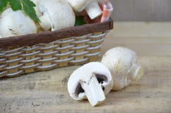Φρέσκο άσπρο champignon μανιταριών στο καφετί καλάθι στο ξύλινο υπόβαθρο Τοπ όψη διάστημα αντιγράφων στοκ εικόνες με δικαίωμα ελεύθερης χρήσης Φρέσκο άσπρο champignon μανιταριών στο καφετί καλάθι στο ξύλινο υπόβαθρο Τοπ όψη διάστημα αντιγράφων στοκ εικόνες με δικαίωμα ελεύθερης χρήσης