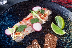Φρέσκο και νόστιμο cebiche από seabass πιάτο θαλασσινών από τα ακατέργαστα ψάρια Το Ceviche με τον ασβέστη και εξυπηρετημένος στο στοκ φωτογραφίες με δικαίωμα ελεύθερης χρήσης Φρέσκο και νόστιμο cebiche από seabass πιάτο θαλασσινών από τα ακατέργαστα ψάρια Το Ceviche με τον ασβέστη και εξυπηρετημένος στο στοκ φωτογραφίες με δικαίωμα ελεύθερης χρήσης