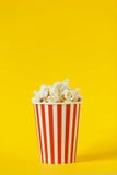 Φρέσκο νόστιμο popcorn και κόκκινο φλυτζάνι στο κίτρινο υπόβαθρο χρώματος, πλάγια όψη με το διάστημα για το κείμενο Πρόχειρο φαγη στοκ εικόνες Φρέσκο νόστιμο popcorn και κόκκινο φλυτζάνι στο κίτρινο υπόβαθρο χρώματος, πλάγια όψη με το διάστημα για το κείμενο Πρόχειρο φαγη στοκ εικόνες