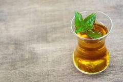 Φρέσκο υγιές peppermint τσάι σε ένα διαφανές γυαλί πράσινη μέντα φύλλων οργανικός στοκ εικόνες Φρέσκο υγιές peppermint τσάι σε ένα διαφανές γυαλί πράσινη μέντα φύλλων οργανικός στοκ εικόνες