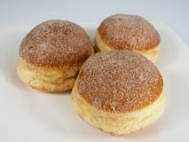 Φρέσκο ψημένο γερμανικό καρναβάλι donuts με τη ζάχαρη στοκ φωτογραφία με δικαίωμα ελεύθερης χρήσης Φρέσκο ψημένο γερμανικό καρναβάλι donuts με τη ζάχαρη στοκ φωτογραφία με δικαίωμα ελεύθερης χρήσης