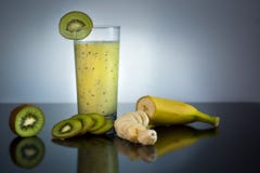 Φρέσκος και juicy καταφερτζής μπανανών και ακτινίδιων στο γυαλί με την ποιοτική υγιή έννοια φρούτων γύρω - υψηλός - στο μαύρο και στοκ εικόνες Φρέσκος και juicy καταφερτζής μπανανών και ακτινίδιων στο γυαλί με την ποιοτική υγιή έννοια φρούτων γύρω - υψηλός - στο μαύρο και στοκ εικόνες