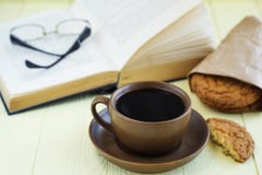 Φρέσκος καφές με το μπισκότο και το βιβλίο Στοκ Φωτογραφία Φρέσκος καφές με το μπισκότο και το βιβλίο Στοκ Φωτογραφία