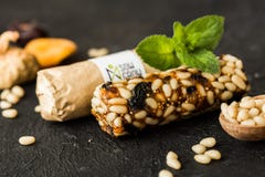 Φραγμοί Granola με τα καρύδια στον ξύλινο πίνακα στοκ εικόνες με δικαίωμα ελεύθερης χρήσης Φραγμοί Granola με τα καρύδια στον ξύλινο πίνακα στοκ εικόνες με δικαίωμα ελεύθερης χρήσης