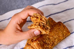 Φραγμός Granola με τα καρύδια, τα φρούτα και τα μούρα Υγιές γλυκό πρόχειρο φαγητό επιδορπίων στοκ φωτογραφία Φραγμός Granola με τα καρύδια, τα φρούτα και τα μούρα Υγιές γλυκό πρόχειρο φαγητό επιδορπίων στοκ φωτογραφία