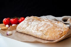 Φραντζόλα του φρέσκου ψωμιού στον πίνακα στοκ εικόνες με δικαίωμα ελεύθερης χρήσης Φραντζόλα του φρέσκου ψωμιού στον πίνακα στοκ εικόνες με δικαίωμα ελεύθερης χρήσης