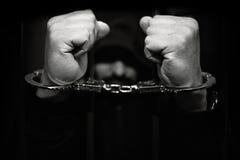Φυλακή, άτομο στις χειροπέδες στοκ εικόνες Φυλακή, άτομο στις χειροπέδες στοκ εικόνες