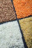 Φυσικά σιτάρια: ρύζι, φακές, bulgur και φαγόπυρο Κάθετα στοκ φωτογραφίες Φυσικά σιτάρια: ρύζι, φακές, bulgur και φαγόπυρο Κάθετα στοκ φωτογραφίες