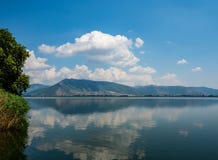 Φυσική άποψη της λίμνης Ορεστιάδα στην πόλη της Καστοριάς, Ελλάδα στοκ εικόνες Φυσική άποψη της λίμνης Ορεστιάδα στην πόλη της Καστοριάς, Ελλάδα στοκ εικόνες