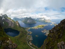 Φυσική άποψη των νησιών Lofoten στην ομίχλη, Νορβηγία Στοκ εικόνα με δικαίωμα ελεύθερης χρήσης Φυσική άποψη των νησιών Lofoten στην ομίχλη, Νορβηγία Στοκ εικόνα με δικαίωμα ελεύθερης χρήσης