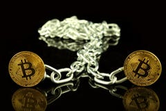 Φυσική έκδοση των εικονικών χρημάτων και της αλυσίδας Bitcoin Εννοιολογική εικόνα για την τεχνολογία Blockchain και το σκληρό δίκ στοκ φωτογραφίες Φυσική έκδοση των εικονικών χρημάτων και της αλυσίδας Bitcoin Εννοιολογική εικόνα για την τεχνολογία Blockchain και το σκληρό δίκ στοκ φωτογραφίες