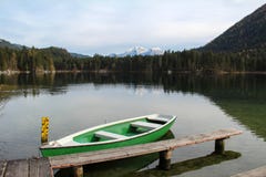 Φυσική εικόνα στη λίμνη Hintersee βουνών στοκ φωτογραφίες με δικαίωμα ελεύθερης χρήσης Φυσική εικόνα στη λίμνη Hintersee βουνών στοκ φωτογραφίες με δικαίωμα ελεύθερης χρήσης