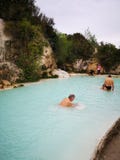 Φυσική πισίνα με το νερό θερμών πηγών στοκ εικόνα με δικαίωμα ελεύθερης χρήσης Φυσική πισίνα με το νερό θερμών πηγών στοκ εικόνα με δικαίωμα ελεύθερης χρήσης