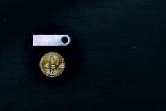 Φυσική συνεδρίαση bitcoin κάτω από ένα νανο S ασφαλές κρύο πορτοφόλι καθολικών στοκ εικόνες Φυσική συνεδρίαση bitcoin κάτω από ένα νανο S ασφαλές κρύο πορτοφόλι καθολικών στοκ εικόνες