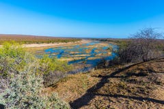 Φυσικού και ζωηρόχρωμου τοπίο ποταμών Olifants, με την άγρια φύση στο εθνικό πάρκο Kruger, διάσημος προορισμός ταξιδιού στη Νότια στοκ φωτογραφία με δικαίωμα ελεύθερης χρήσης Φυσικού και ζωηρόχρωμου τοπίο ποταμών Olifants, με την άγρια φύση στο εθνικό πάρκο Kruger, διάσημος προορισμός ταξιδιού στη Νότια στοκ φωτογραφία με δικαίωμα ελεύθερης χρήσης