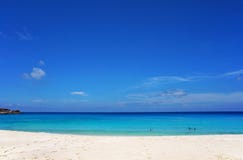 Φυσικό seascape του κυανών διαφανών ωκεάνιων νερού και του μπλε ουρανού τροπικό λευκό άμμου παραλιών Ειδυλλιακό τοπίο του παραθαλ στοκ εικόνες με δικαίωμα ελεύθερης χρήσης Φυσικό seascape του κυανών διαφανών ωκεάνιων νερού και του μπλε ουρανού τροπικό λευκό άμμου παραλιών Ειδυλλιακό τοπίο του παραθαλ στοκ εικόνες με δικαίωμα ελεύθερης χρήσης