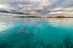 Φυσικό ηλιοβασίλεμα στη διαφανή θάλασσα, νησιά Togian, Ινδονησία στοκ φωτογραφίες με δικαίωμα ελεύθερης χρήσης Φυσικό ηλιοβασίλεμα στη διαφανή θάλασσα, νησιά Togian, Ινδονησία στοκ φωτογραφίες με δικαίωμα ελεύθερης χρήσης