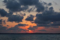Φυσικό ηλιοβασίλεμα πέρα από τη θάλασσα στοκ φωτογραφίες Φυσικό ηλιοβασίλεμα πέρα από τη θάλασσα στοκ φωτογραφίες