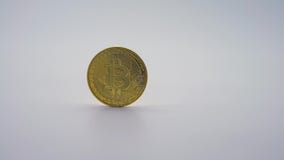 Φυσικό νόμισμα Bitcoin μετάλλων χρυσό, άσπρο υπόβαθρο Cryptocurrency φιλμ μικρού μήκους Φυσικό νόμισμα Bitcoin μετάλλων χρυσό, άσπρο υπόβαθρο Cryptocurrency φιλμ μικρού μήκους