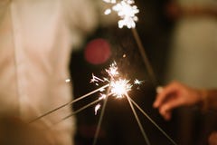 Φω'τα της Βεγγάλης αναμμένα στο σκοτάδι στα χέρια ενός ατόμου στοκ εικόνα με δικαίωμα ελεύθερης χρήσης Φω'τα της Βεγγάλης αναμμένα στο σκοτάδι στα χέρια ενός ατόμου στοκ εικόνα με δικαίωμα ελεύθερης χρήσης