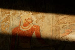 Φως και σκιά σε έναν παλαιό Αιγύπτιο που χαράζει παρουσιάζοντας ένα pharaoh στοκ εικόνα Φως και σκιά σε έναν παλαιό Αιγύπτιο που χαράζει παρουσιάζοντας ένα pharaoh στοκ εικόνα