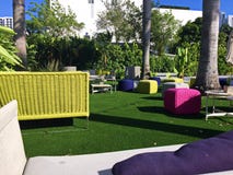Φωτεινά έπιπλα Patio σε μια τροπική ρύθμιση στοκ φωτογραφίες με δικαίωμα ελεύθερης χρήσης Φωτεινά έπιπλα Patio σε μια τροπική ρύθμιση στοκ φωτογραφίες με δικαίωμα ελεύθερης χρήσης