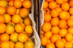 Φωτεινά πορτοκάλια για την πώληση σε δύο καλάθια στις οδούς Palma, Majorca στοκ εικόνες με δικαίωμα ελεύθερης χρήσης Φωτεινά πορτοκάλια για την πώληση σε δύο καλάθια στις οδούς Palma, Majorca στοκ εικόνες με δικαίωμα ελεύθερης χρήσης