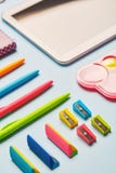 Φωτεινές γόμμα, sharpeners και μάνδρες σε έναν μπλε πίνακα στοκ εικόνες με δικαίωμα ελεύθερης χρήσης Φωτεινές γόμμα, sharpeners και μάνδρες σε έναν μπλε πίνακα στοκ εικόνες με δικαίωμα ελεύθερης χρήσης